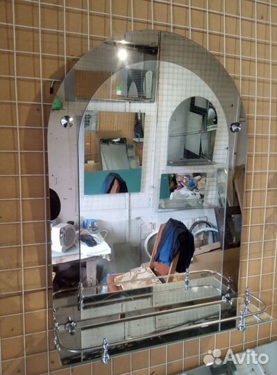 Зеркало в ванную с полочкой