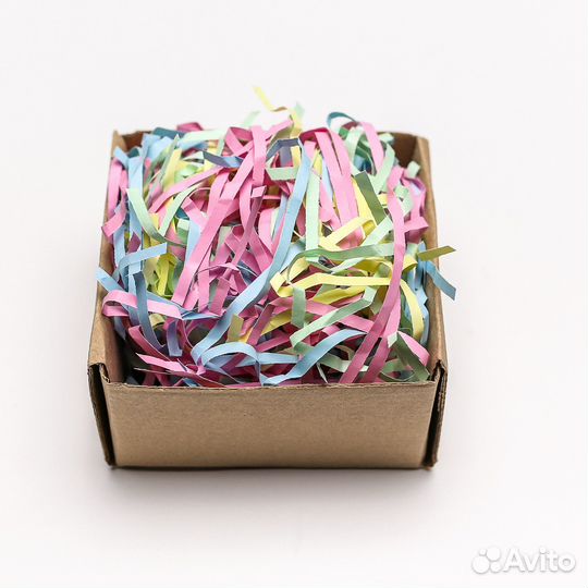 Подарочная коробка с наполнителем и лентой