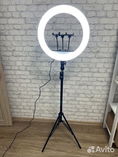 Яркая кольцевая лампа с усиленным штативом