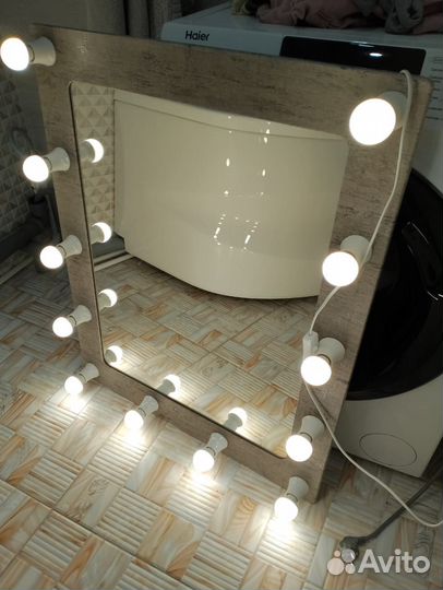 Гримерное зеркало с лампочками