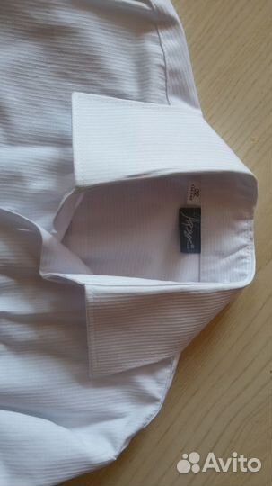 Рубашки белая и бордовая