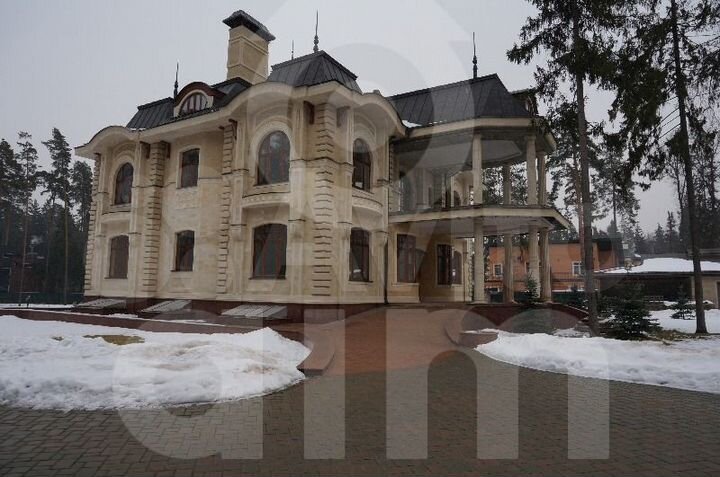 Коттедж 1200 м² на участке 100 сот.