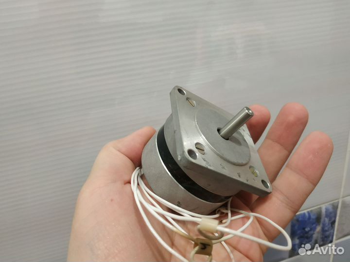 Шаговый двигатель