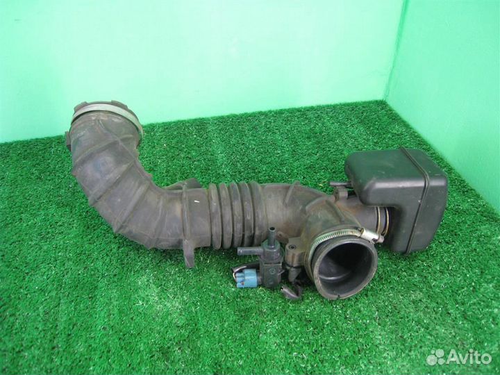 Патрубок воздушного фильтра Toyota Avensis T25 20