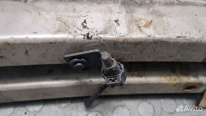 Усилитель бампера Chrysler 300C, 2005