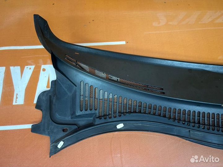 Решетка стеклоочистителя/жабо (планка под лобовое стекло) Toyota Avensis