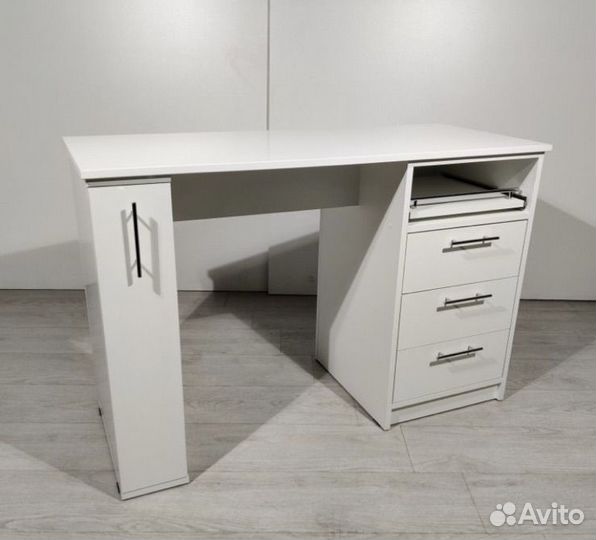 Маникюрный стол