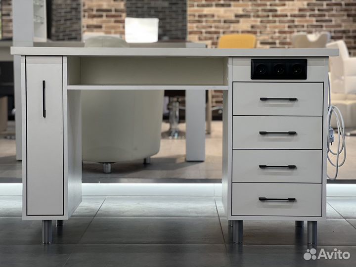 Маникюрный стол с розетками