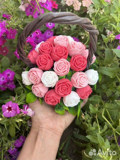 Букет из мыла из 23 роз в корзине