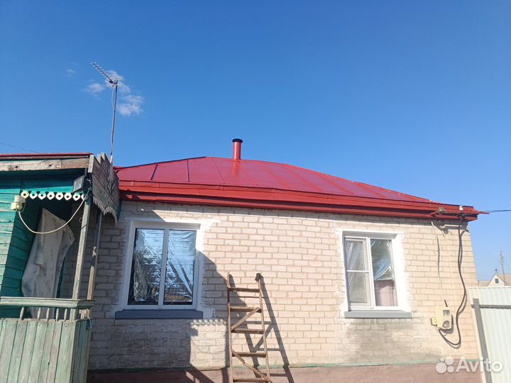 Покраска крыши дома
