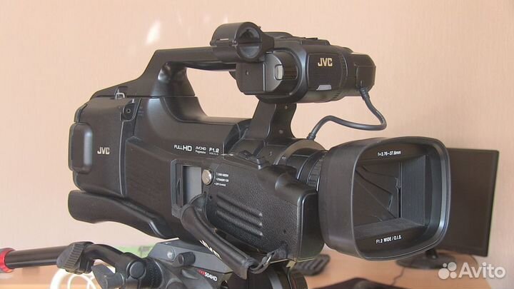 Профессиональную видеокамеру JVC GY-HM70E