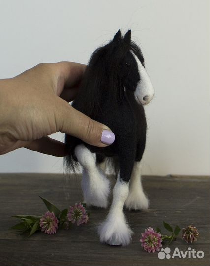 Валяная игрушка Лошадь породы Шайр