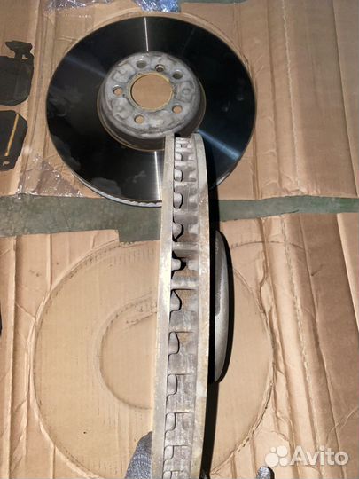 Оригинальные тормозные диски и колодки