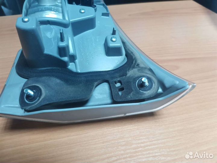 Фонарь задний левый Toyota Highlander 81590-0E060