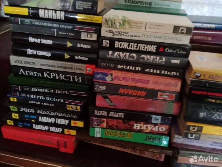 Очень много книг художественной литературы