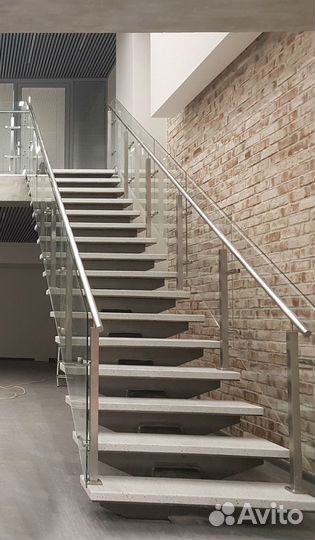 Лестница из кварцевого агломерата камня