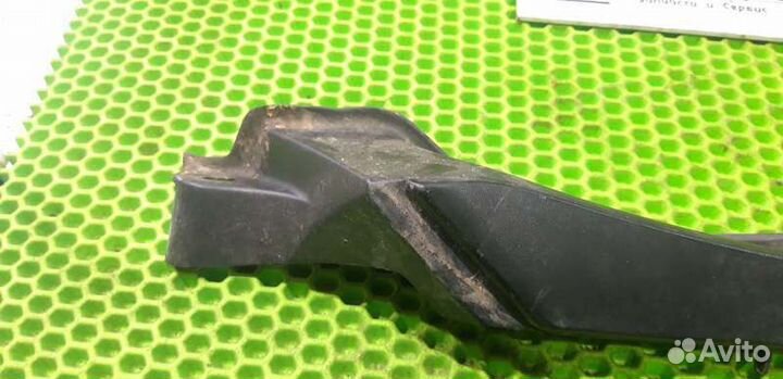 Левый уголок жабо Renault Megane 3