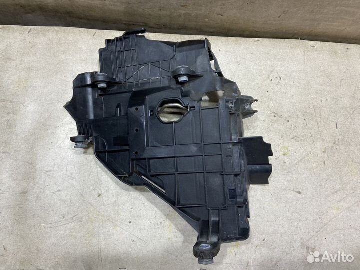 7L6941613C Кронштейн VW Touareg 1 С дефектом