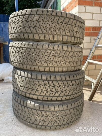 Bridgestone Blizzak DM-V2 235/65 R17