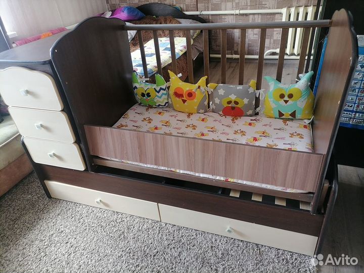Детская кроватка с маятником