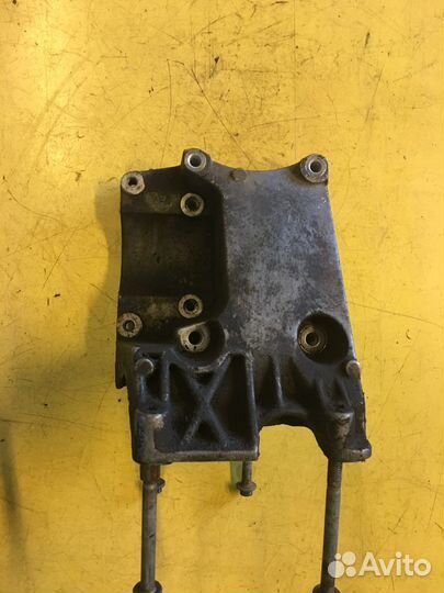 Кронштейн компрессора кондиционера Ford Focus 2