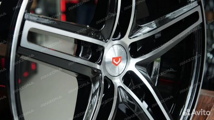 Литой диск в стиле vossen R17 5x100