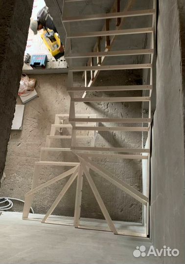 Лестница для коттеджа на заказ