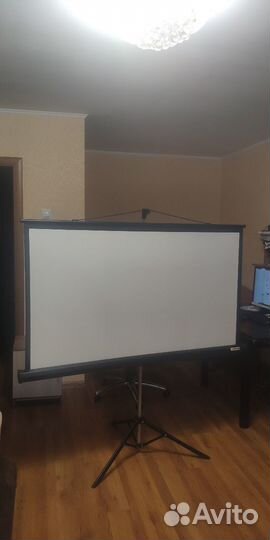 Экран для проектора на штативе Lumien