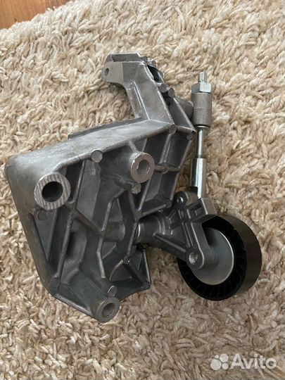 Кронштейн генератора kalina с роликом