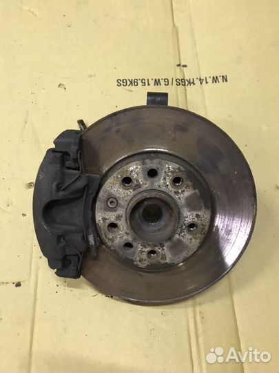 Opel Astra H кулак передний в сборе