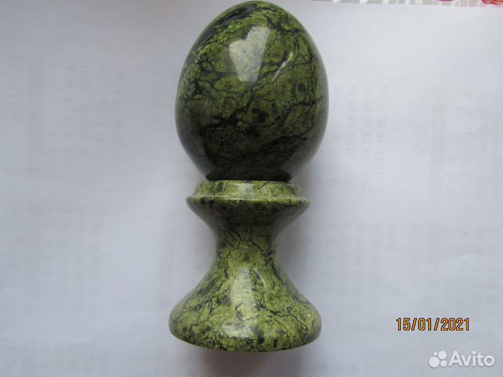 Яйцо на подставке из натурального камня