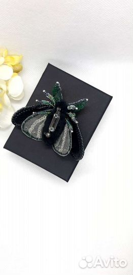 Брошь ручной работы из бисера