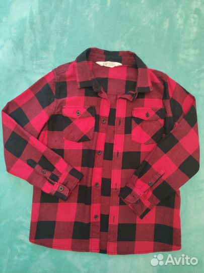 Рубашка красная в клетку, брюки красные, футболка