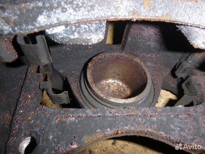 Суппорт передний правый KIA sportage 2010