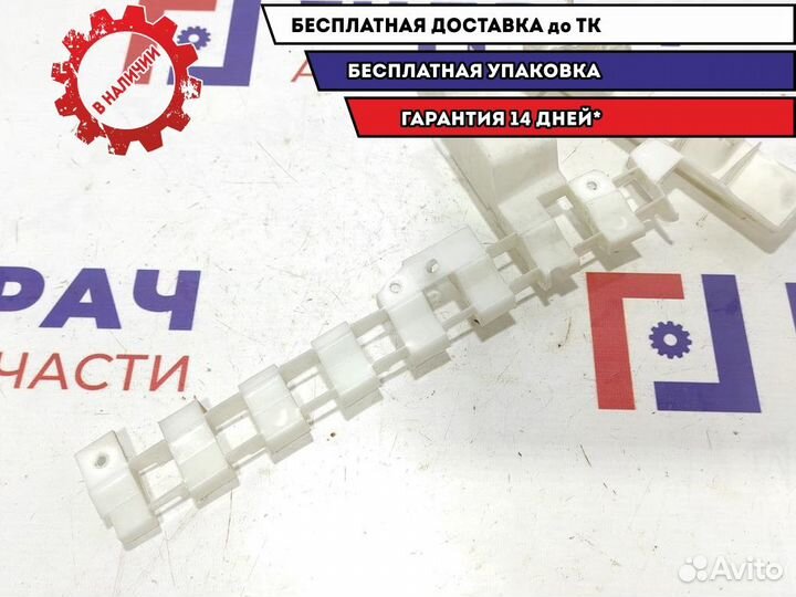 Кронштейн правый Volkswagen Touareg 7L0880676. На