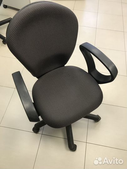 Стул офисный на колесах
