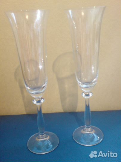 Пара бокалов на свадьбу