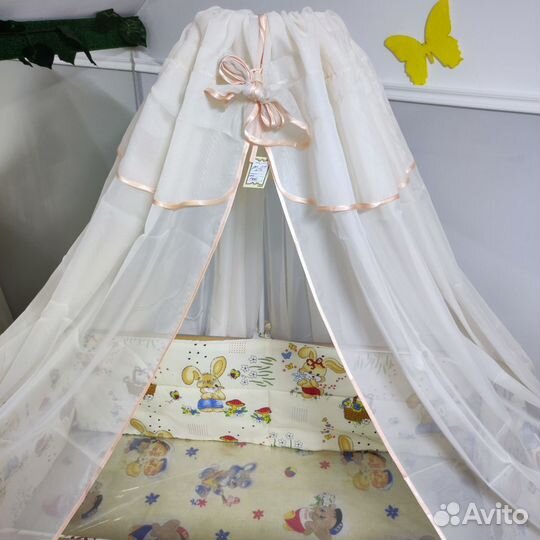 Детская кроватка с маятником