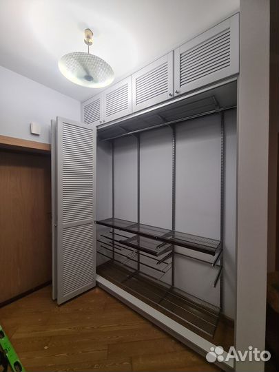 Шкаф в пpиxoжую c жaлюзийными двeрками на заказ