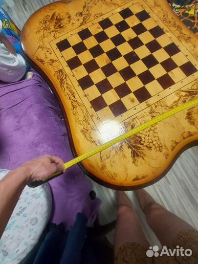 Шахматный стол и фигуры