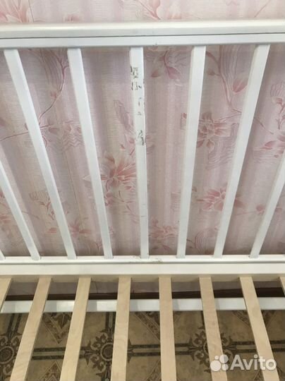 Кровать для новорожденных с маятником