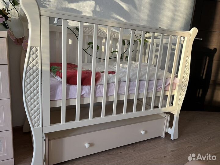Детская кроватка с маятником