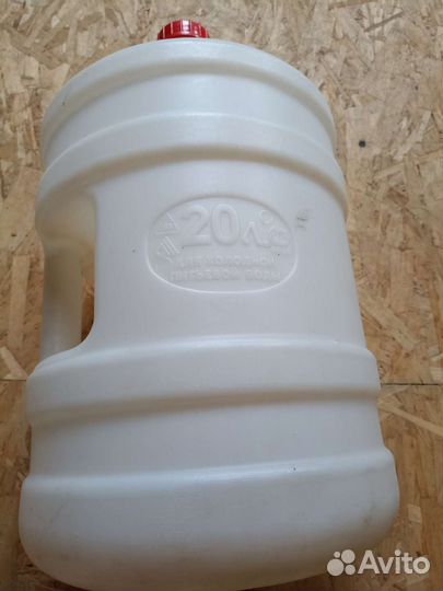 Две емкости для питьевой воды 20 и 22л