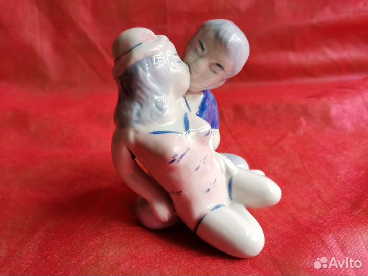 Дети целуются фарфор СССР