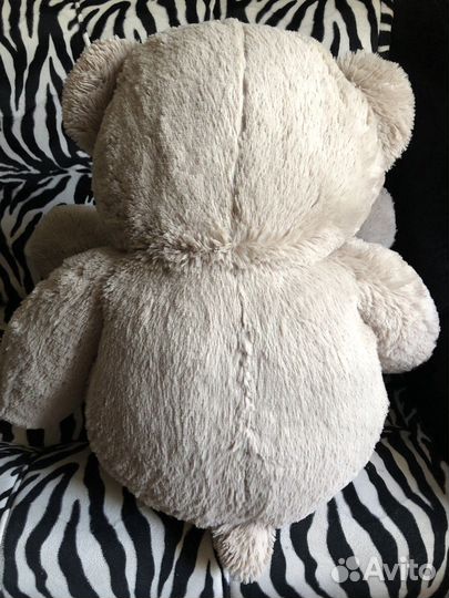 Большой плюшевый медведь