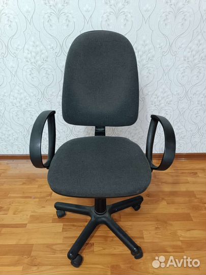 Компьютерное кресло (офисный стул на колесиках)