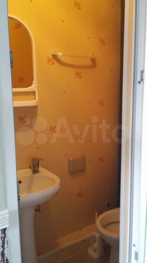 Комната 18 м² в 8-к., 2/2 эт.