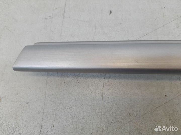 Накладка обшивки двери передняя правая Toyota Land