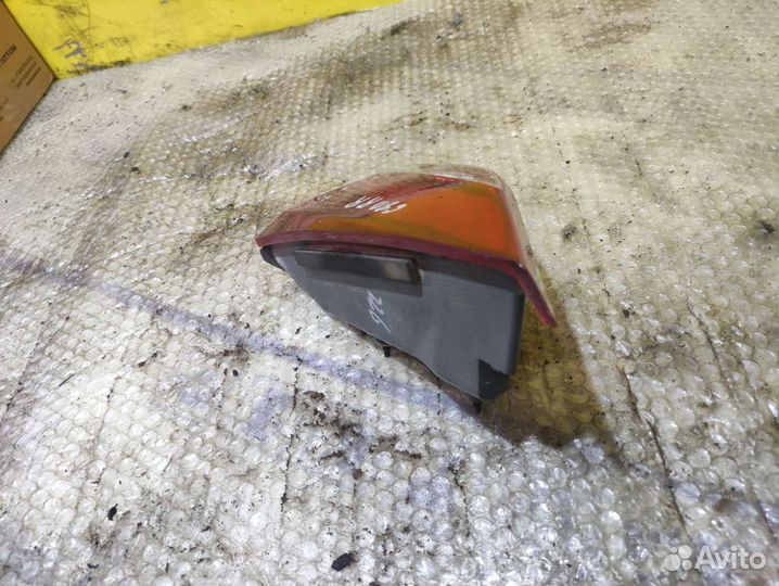 Правый Фонарь в крышку багажника Genesis G80