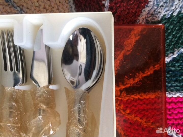 Набор столовых приборов-ложки,вилки,ножи